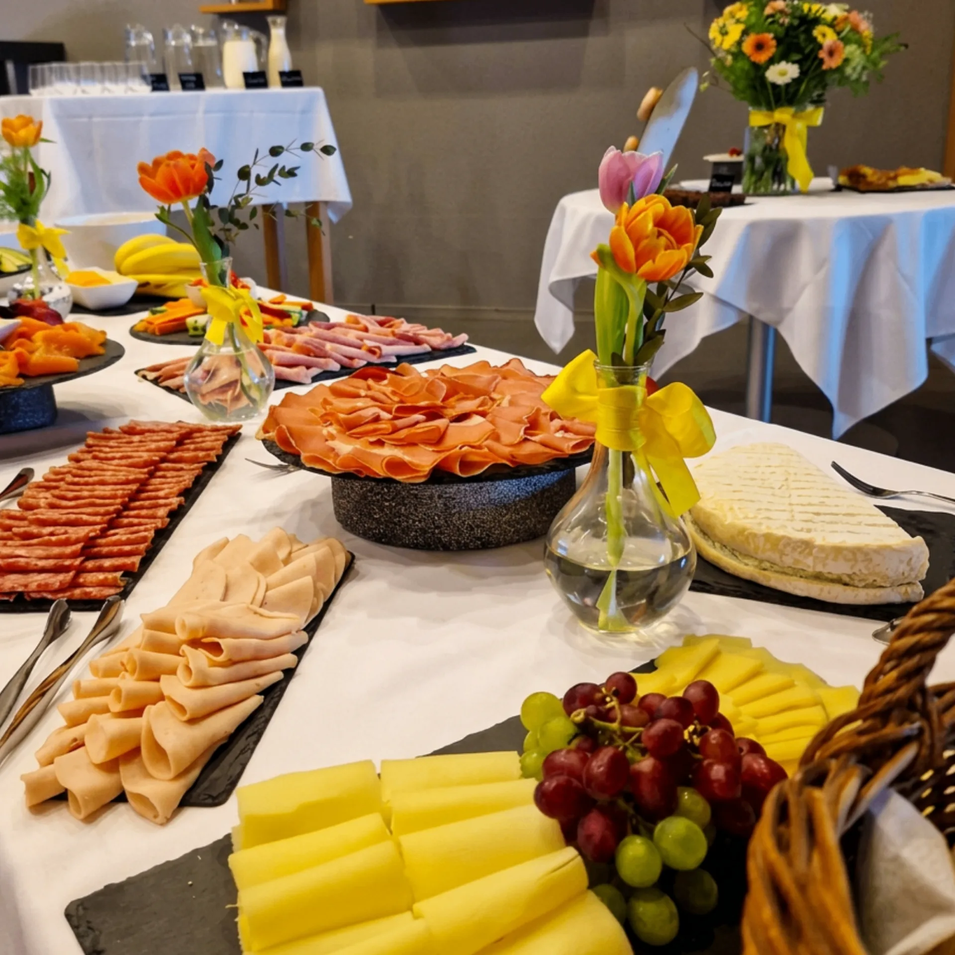 Reich gedecktes Brunchbuffet mit Gästen beim Schöpfen
