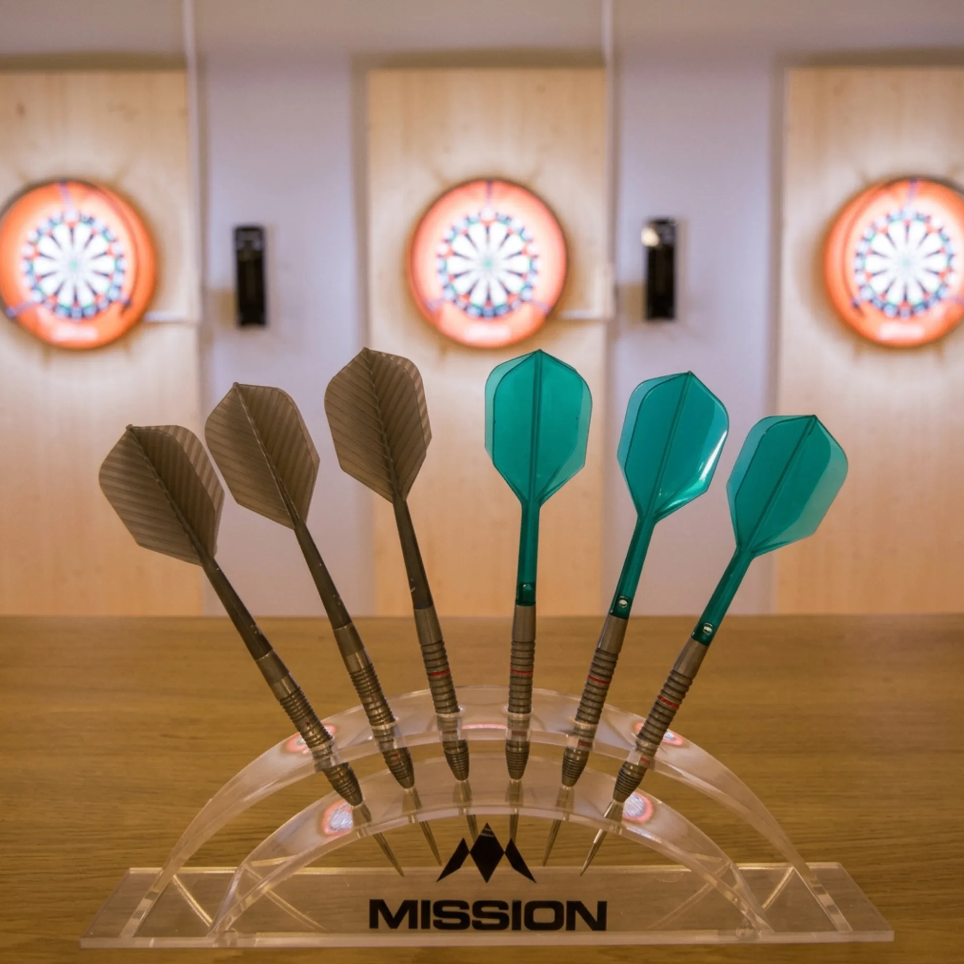 Dartspieler beim Wurf im Dartraum des sports Zugerland