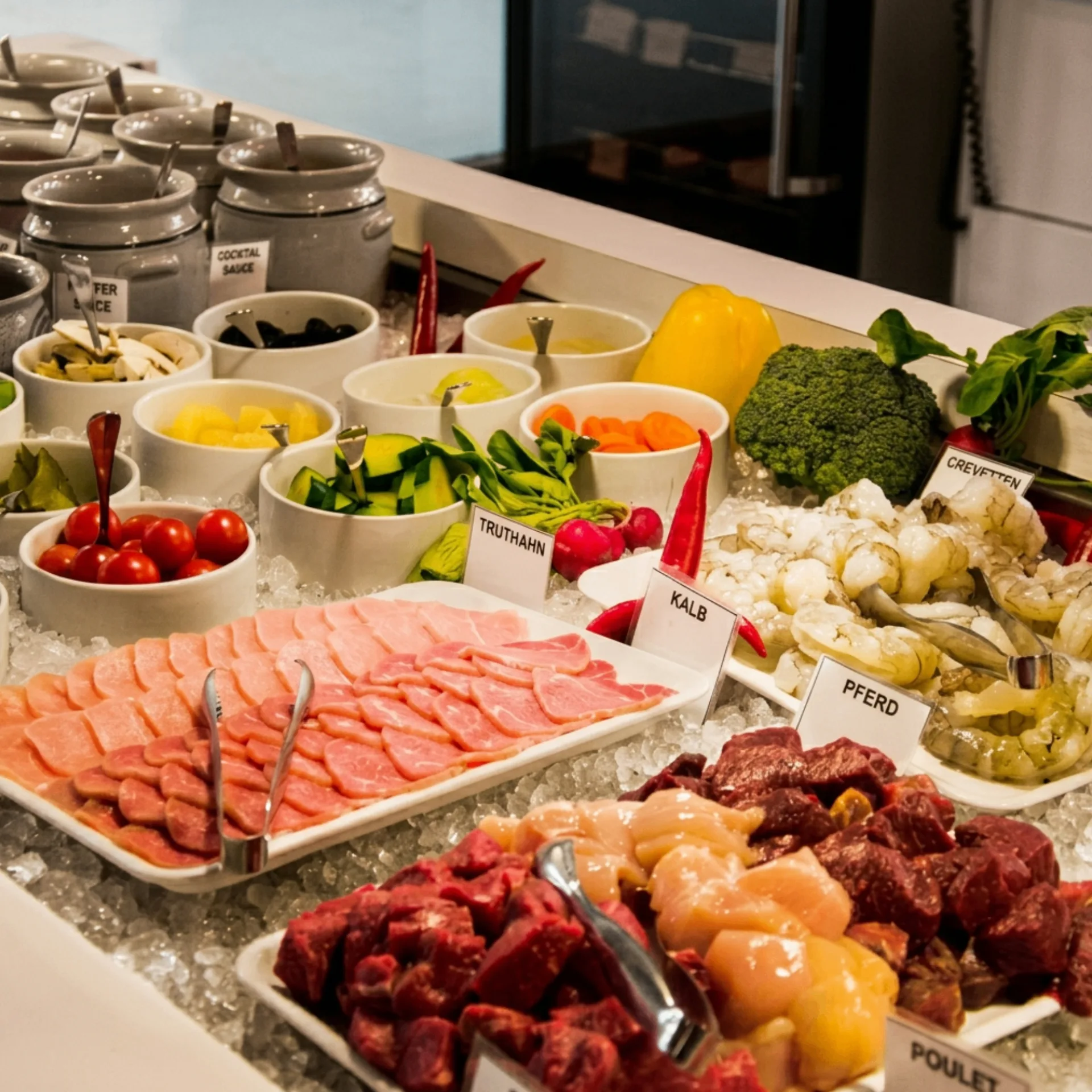Elegant gedeckter Tisch mit kreativen FiBouChi-Signature-Gerichten